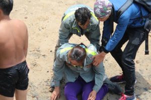 Nữ công nhân gào khóc trên bờ khi con trai tắm sông mất tích