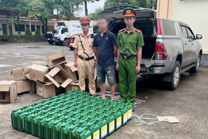 Bắt giữ xe tải chở thuốc diệt cỏ không rõ nguồn gốc