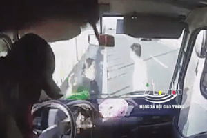 [Clip]: Tài xế ô tô tải bị người đàn ông lao qua cửa kính, dùng vật nhọn đâm túi bụi vào người