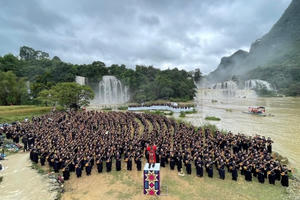 1.000 người trình diễn hát Then bên thác Bản Giốc được xác lập kỷ lục Việt Nam
