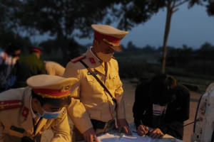 Hà Nội: CSGT xử lý kết hợp tuyên truyền an toàn giao thông cho phụ huynh và học sinh Hà Nội: CSGT xử lý kết hợp tuyên truyền an toàn giao thông cho phụ huynh và học sinh