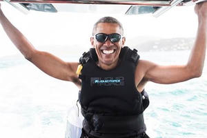 Obama vui vẻ lướt sóng sau khi rời Nhà trắng