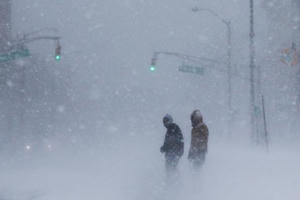 Bão tuyết tấn công nước Mỹ, người dân vật lộn chống chịu