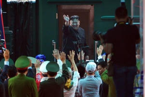 Chủ tịch Kim Jong- un lên tàu bọc thép rời Việt Nam về nước Chủ tịch Kim Jong- un lên tàu bọc thép rời Việt Nam về nước