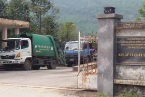 Dân tiếp tục thức đêm ra đường chặn xe chở rác