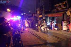 Quán Karaoke cháy lớn, hàng chục người tháo chạy thoát thân