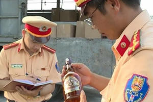 PC67 Công an Thanh Hóa bắt giữ 420 chai rượu ngoại nhập lậu
