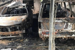 Nghệ An: Cháy lớn thiệu rụi 2 ô tô cùng nhiều đồ dùng