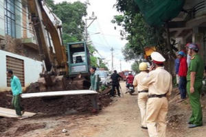 Trung tá công an bị xe ủi tông tử vong khi đang kiểm tra đường ống nước Trung tá công an bị xe ủi tông tử vong khi đang kiểm tra đường ống nước