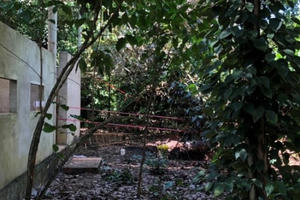 Vợ hoảng hồn phát hiện thi thể chồng cháy đen dưới hố sâu