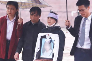 Bố nữ sinh giao gà bất ngờ xin không tử hình 6 bị cáo sát hại dã man con gái mình