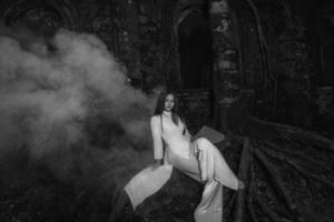 Người đẹp gây sốt với loạt ảnh cô đơn trong rừng