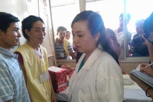 Bộ trưởng Y tế thăm nữ sinh bị cưa chân do bác sĩ tắc trách