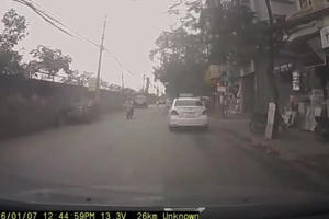 Hà Nội: Lái xe máy bóp cứng phanh, hút chết trước đầu ô tô