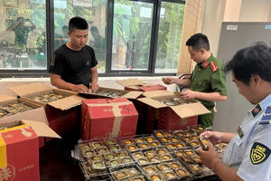 Thu giữ 808 chiếc bánh Trung thu do nước ngoài sản xuất