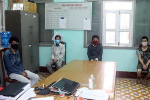 Quảng Ninh: Tạm giữ 4 đối tượng đi xe máy không đội mũ bảo hiểm, tấn công lực lượng phòng dịch