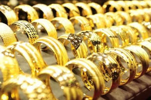 Giá vàng thế giới bất ngờ tăng vọt, trong nước giảm nhẹ phiên cuối tuần