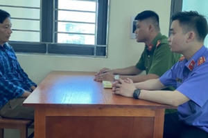 Bắt giữ đối tượng dùng dao ép cán bộ quỳ gối