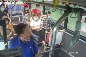 [Clip]: Phẫn nộ với hành động nhổ nước bọt vào nhân viên xe buýt vì bị nhắc đeo khẩu trang