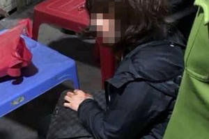 Nghi vấn dùng súng cướp tài sản ở chợ Long Biên