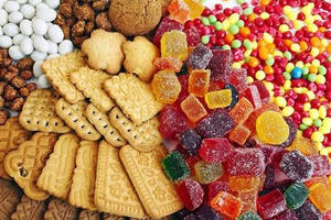 Bộ Y tế khuyến cáo cảnh giác với bánh kẹo màu sắc quá rực rỡ, bắt mắt