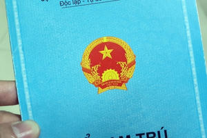 Truy tố cựu cảnh sát khu vực ở Hà Nội làm giả hàng loạt sổ tạm trú