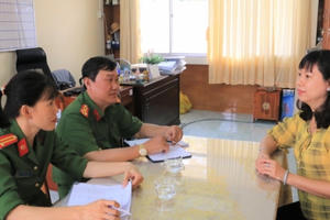 Đi từng ngõ, gõ từng nhà, đến từng cơ sở làm căn cước công dân gắn chíp Đi từng ngõ, gõ từng nhà, đến từng cơ sở làm căn cước công dân gắn chíp