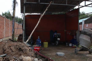 Bình Dương: Bị máy trộn bê tông đè lên, 1 người tử vong