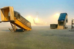 Nhiều bãi đỗ tại Tân Sơn Nhất ngập nửa mét Nhiều bãi đỗ tại Tân Sơn Nhất ngập nửa mét