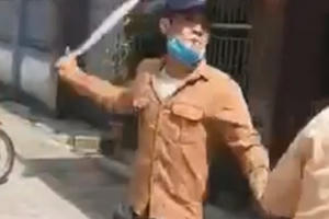 Khởi tố đối tượng cầm dao dọa chém CSGT khi bị dừng xe vì không đội mũ bảo hiểm