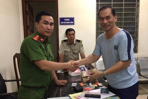 Công an trả lại chiếc ví có gần 15 tiệu đồng và nhiều thẻ ATM cho du khách nước ngoài