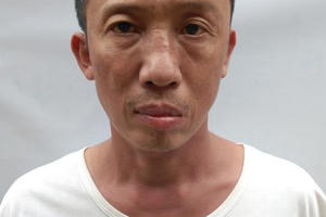 Người tàn tật rút dao đâm chết người bên vệ đường