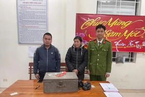 Công an hỗ trợ người dân nhận lại hòm sắt đựng tiền, vàng bị mang nhầm đi bán phế liệu