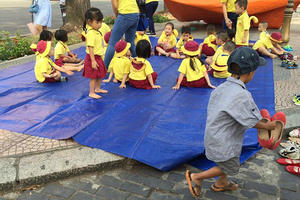 Cậu bé ve chai xếp dép cô giáo để vỉa hè khi đưa học sinh dã ngoại