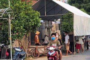 Mâu thuẫn trong bữa cơm, chồng đâm vợ tử vong