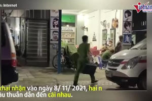 Video: Thực nghiệm hiện trường vụ thanh niên đâm chết bạn gái ở Bình Dương Video: Thực nghiệm hiện trường vụ thanh niên đâm chết bạn gái ở Bình Dương