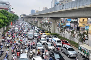 Hà Nội: Cấm xe máy đường Lê Văn Lương hay Nguyễn Trãi thì tắc đường khác?
