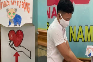 Cựu giáo viên, chế máy rửa tay tự động mang đi tặng