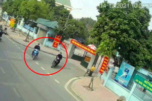 Bị dừng xe, hai đối tượng dùng dao bầu chém công an rồi bỏ lại xe SH vừa trộm được