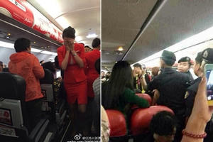 Máy bay quay đầu vì hành khách Trung Quốc hất nước nóng vào tiếp viên