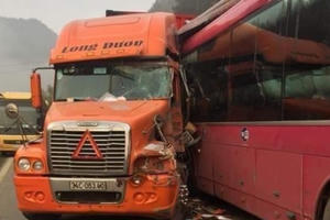 Xe khách nát bét đầu khi va chạm với xe container trên Quốc lộ 6 Xe khách nát bét đầu khi va chạm với xe container trên Quốc lộ 6
