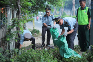 Bộ Tư lệnh Vùng Cảnh sát biển 3 tham gia làm sạch môi trường tại phường Phước Thắng