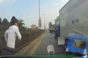 [Clip]: Màn rượt đuổi "thót tim" của 2 ô tô sau va chạm giao thông