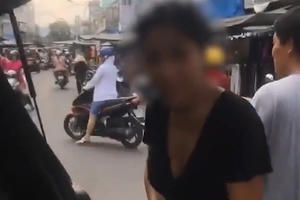 [Clip]: Nữ tài xế "ngang ngược" vô tư đỗ xe giữa ngã ba đường