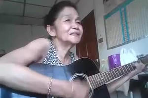 Cụ bà gây bão cộng đồng mạng với cây đàn guitar
