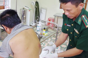 Gương sáng y sĩ biên phòng ở bản vùng biên Phà Lõm