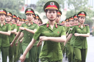 Nữ sĩ quan hàm Đại tá và Thượng tá công an được kéo dài thêm bao nhiêu năm công tác?