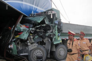 Hà Nam: Tránh va chạm với xe cùng chiều, xe tải lao vào nhà dân