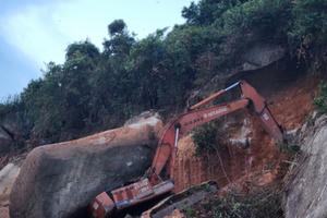 Phú Yên: Đá lăn từ núi Cây Tra đè bẹp máy múc khiến 1 người tử vong Phú Yên: Đá lăn từ núi Cây Tra đè bẹp máy múc khiến 1 người tử vong