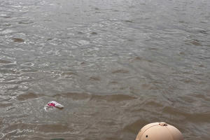 Thái Bình: Chìm thuyền trên sông Hồng, hai vợ chồng được Cảnh sát giao thông cứu nạn